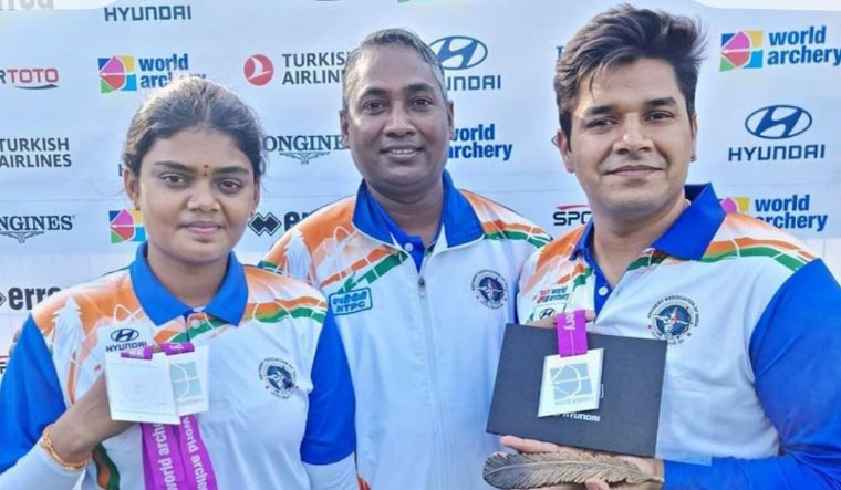 Abhishek Verma and Jyothi Surekha Vennam with their silver medals | AAI Twitter