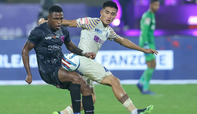 Diego Mauricio (left) of Odisha FC and Hormipam Ruivah of Kerala Blasters FC vie for the ball during the ISL match | PTI