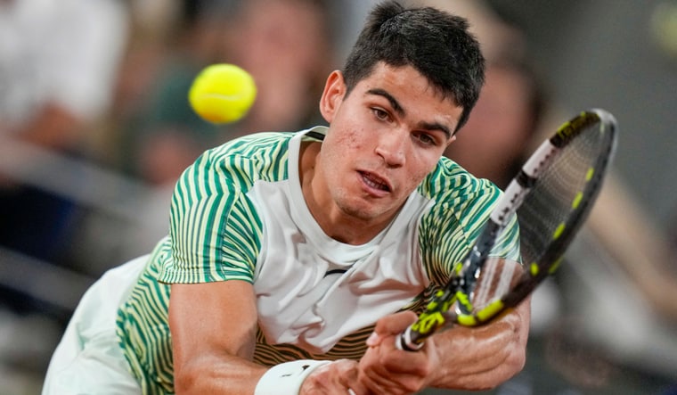 Spain's Carlos Alcaraz plays a shot against Greece's Stefanos Tsitsipas during their quarterfinal match of the French Open tennis tournament at the Roland Garros stadium in Paris, Tuesday, June 6, 2023. AP/PTI(AP06_07_2023_000007B)