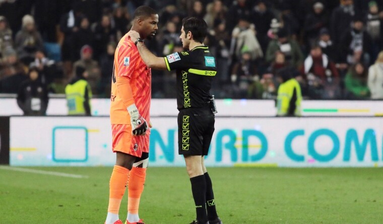 Referee Enzo Maresca speaks to Mike Maignan during the Italian Serie A soccer match between Udinese and AC Milan that was suspended | AP