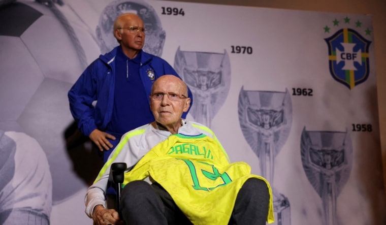 Brazilian football great Mario Jorge Lobo Zagallo poses for picture next to his statue | Reuters