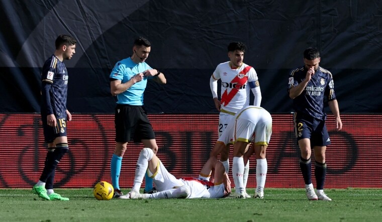 Real Madrid's Dani Carvajal (R) leaves the pitch after receiving a red card during match against Rayo Vallecano | AFP