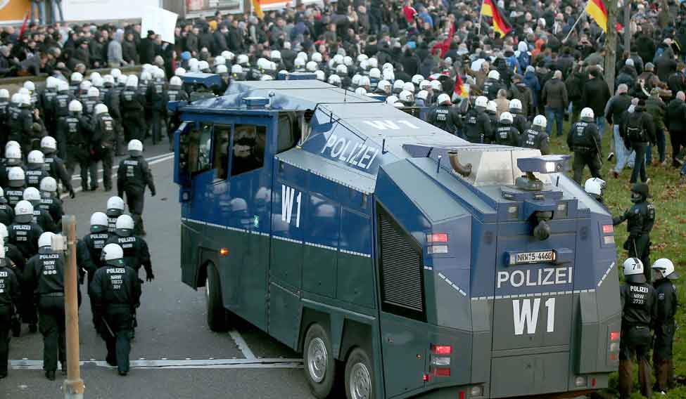 GERMANY-EUROPE-MIGRANTS-DEMONSTRATION-PEGIDA-POLICE