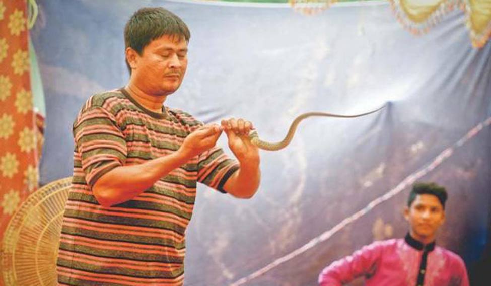 snake-eating-man