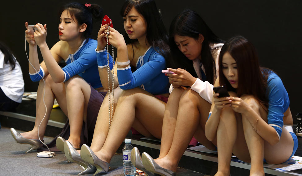 smartphone-china-girls-reuters