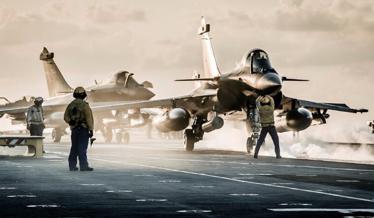 The naval variants of the Rafale on an aircraft carrier | Dassault Aviation