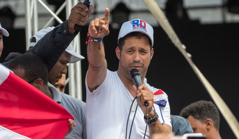 Dominican artist Carlos Silver sings to enter the Guinness Book of Records in Santo Domingo | AFP