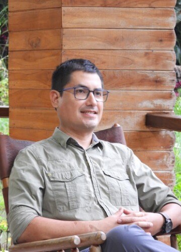 Naturalist Hugo Santa Cruz