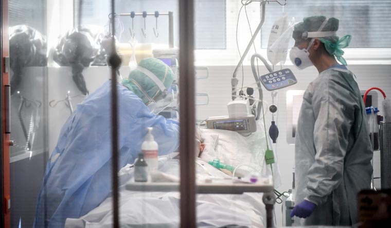 Medical personnel at work in the intensive care unit of the hospital of Brescia, Italy, Thursday, March 19, 2020 | Claudio Furlan/LaPresse via AP