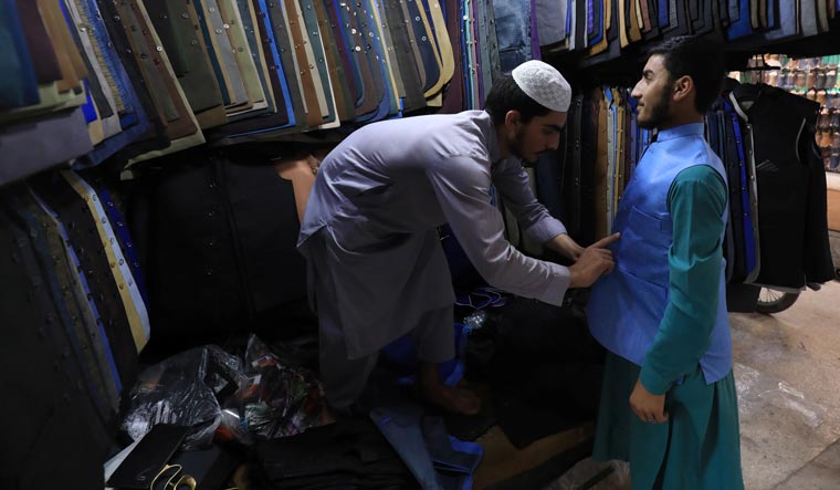 pakistan-shopping-clothes-Reuters