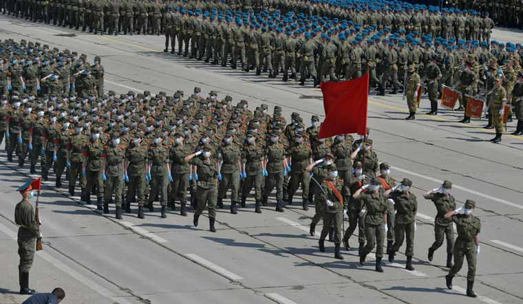 Russian-soldiers-rehearsing-2020-V-Day-parade-Moscow-RussianMoD