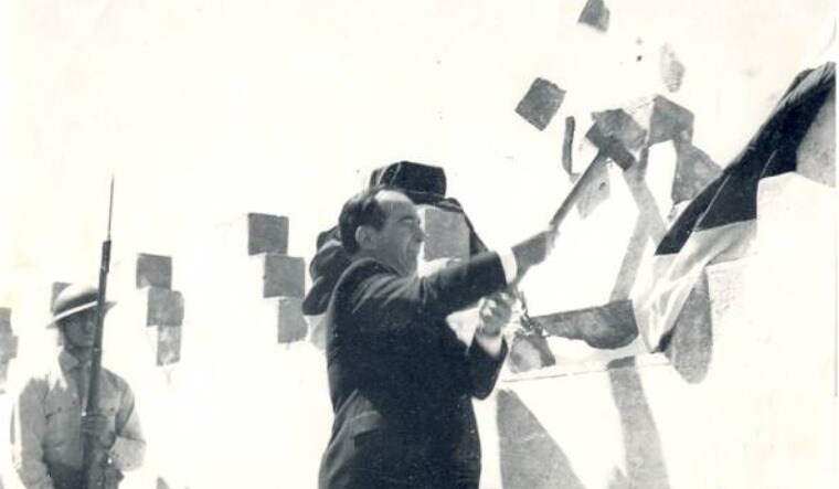 Jose Figueres demolishing part of the army barracks in 1948 to mark abolition of the Army | PLN