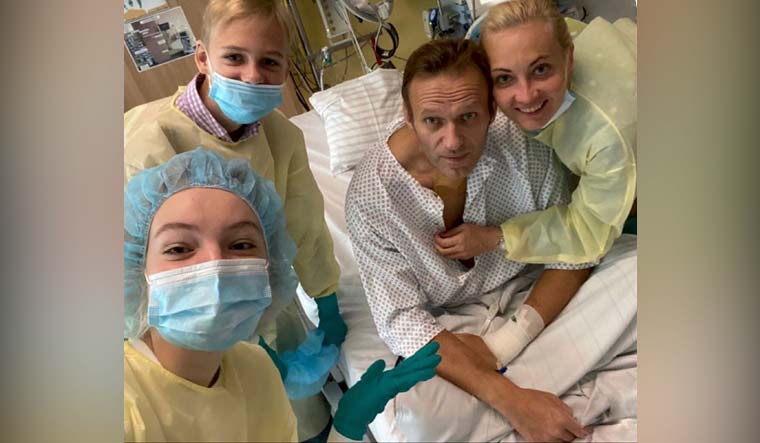 Alexei-Navalny-hospital-selfie-AP-Instagram