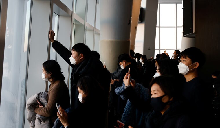 People view the sunset on New Year's Eve at the Seoul Sky Observatory during the COVID-19 pandemic, South Korea, December 31, 2020 | REUTERS/Kim Hong-Ji
