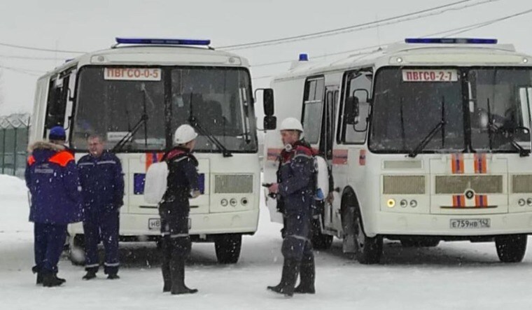 Specialists gather near buses during a rescue operation following a fire in the Listvyazhnaya coal mine in the Kemerovo region, Russia, November 25, 2021 | Reuters