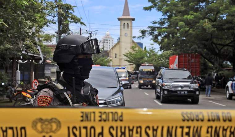 Indonesia Makassar Suicide bomb attack averted: 14 people were injured after 2 suspected suicide bombers blew themselves up outside church. 