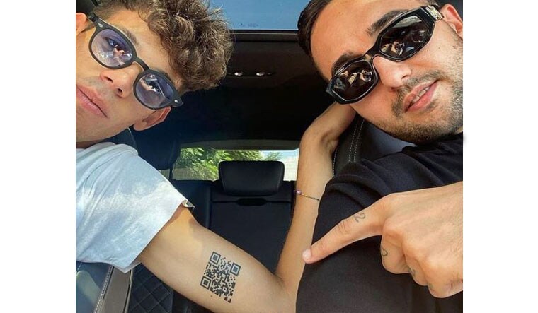 Andrea Colonnetta shows his tattoo of his COVID-19 green pass | Instagram