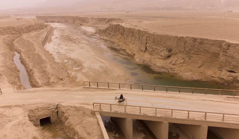 afghanistan-landscape-man-ap