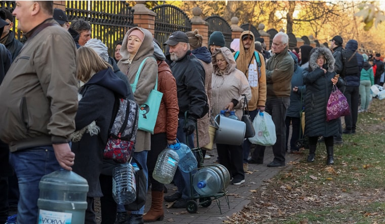 Local residents queue for water after about 80 percent of the inhabitants of the Ukrainian capital were left without water supply according to the mayor, after a Russian missile attack, as Russia's invasion of Ukraine continues, in Kyiv, Ukraine October 31, 2022.  REUTERS/Gleb Garanich