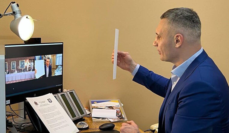Kyiv mayor Vitali Klitschko interacting through video call | Official Twitter account