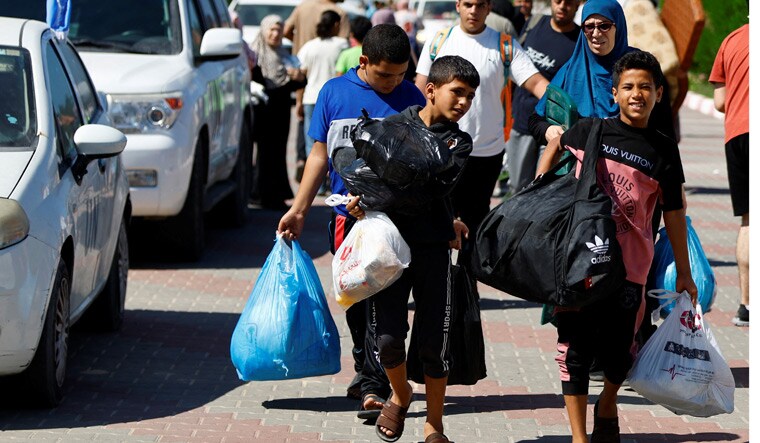 Families-move-to-safety-at-UN-reuters