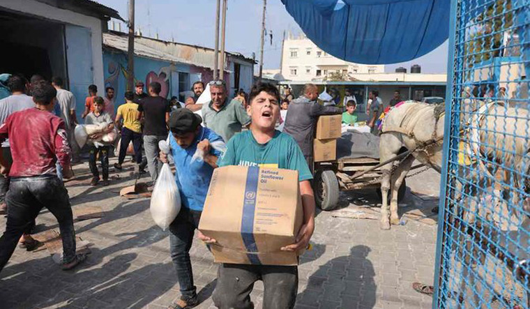 Gazans-raid-aid-centers-x