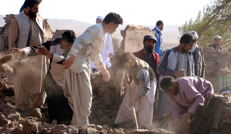 Afghanistan-earthquake-men-search-under-rubbles-ap