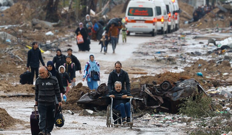 Gazans-fleeing-amid-Israel-Hamas-truce-reuters