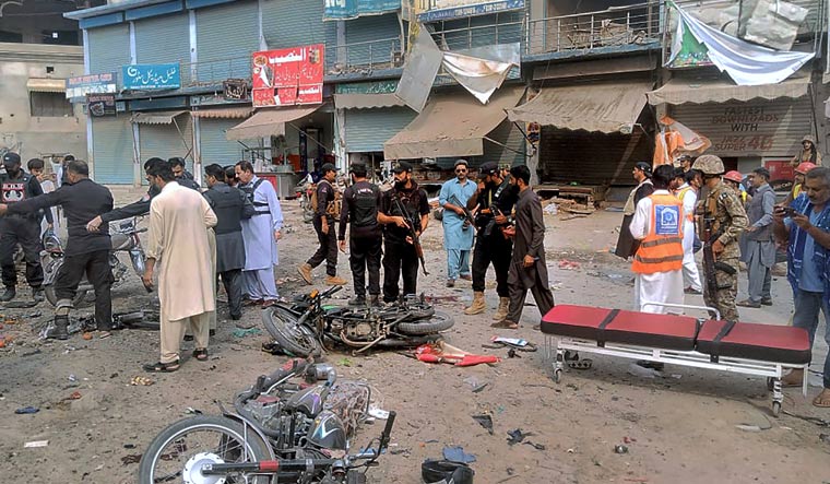 Bomb blast near police convoy kills 5 people in Pakistan - The Week