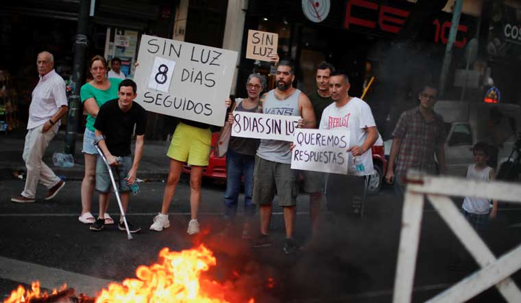 Residents of Villa Crespo, a neighborhood in the city of Buenos Aires, protest in demand for a solution to the power outage that left them without service for 8 days amid a heat wave that affected the country | Reuters