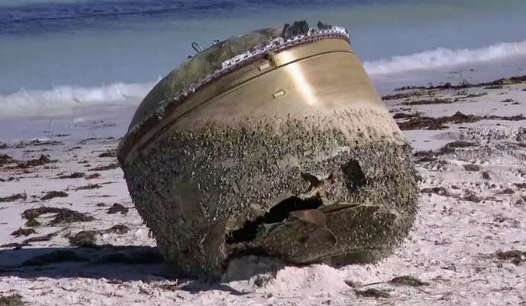 A strange cylinder has just appeared on this beach. Its origins are totally unknown.