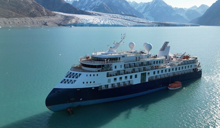 Cruise-ship-stuck-in-Greenland-ap