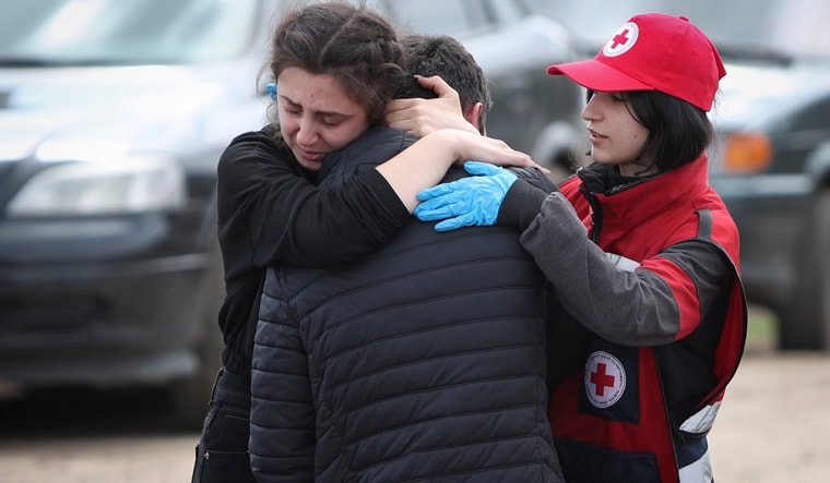 Thousands-of-Karabakh-residents-flee-to-armenia-ap