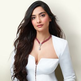 Sonam Kapoor modelling for Zoya | Instagram@zoyajewels