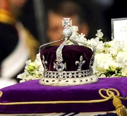 The queen consort’s crown with the Kohinoor on Queen Elizabeth’s coffin during the queen mother’s funeral in 2002 | AP