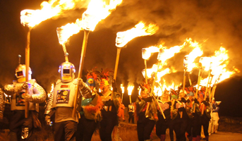 Torchlit processions during Up Helly Aa | Wikimedia Commons