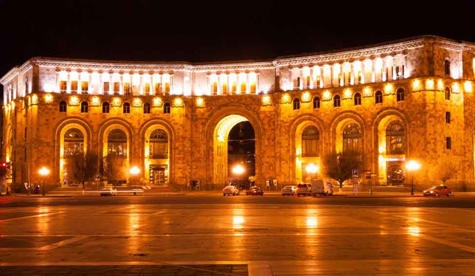 Ереван часовой. Площадь Республики Армения. Площадь Еревана. Площадь революции Ереван. Ереван площадь Гагарина Ндже.