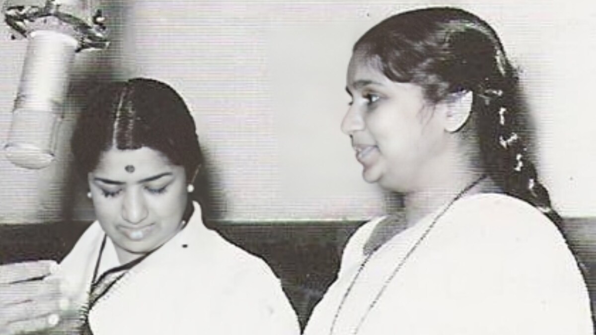 The Mangeshkar sisters were often seen in white sarees | X