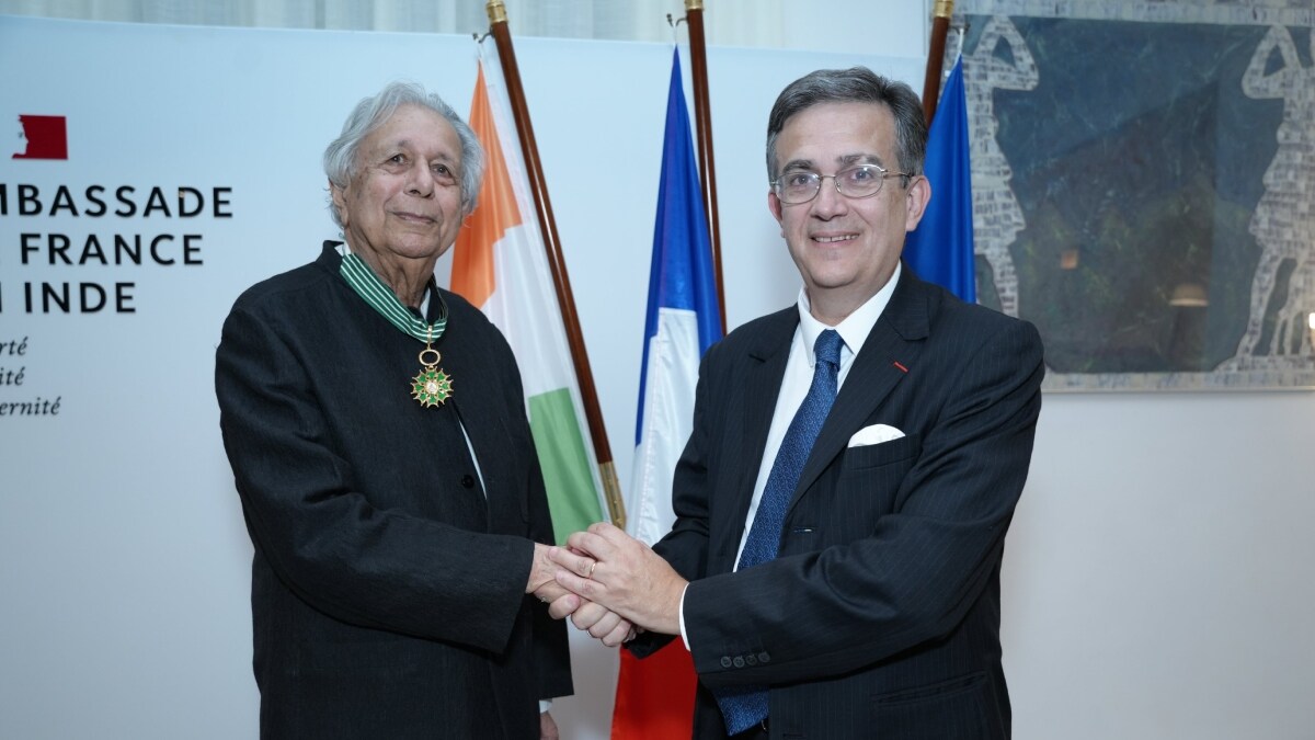 Ambassador of France to India Thierry Mathou conferred the insignia of Commandeur de l’Ordre des Arts et des Lettres upon Raj Rewal | X