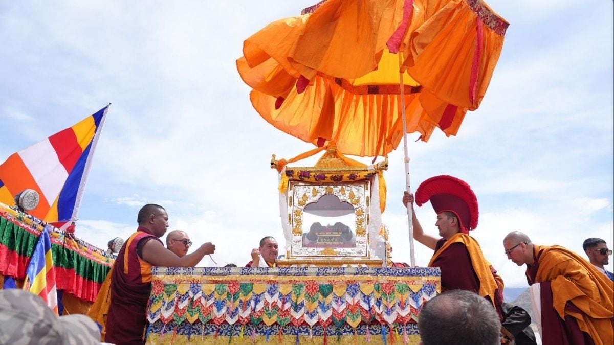 Holy relics of Lord Buddha arrive in Leh, Ladakh |X