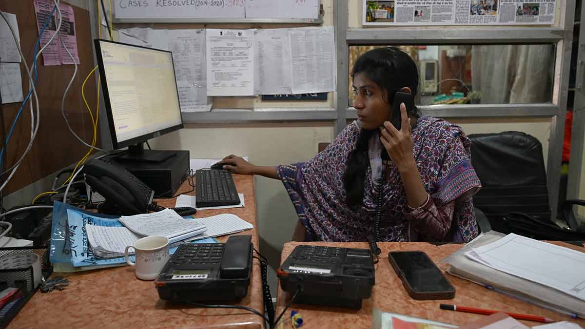 23-Shabana-takes-calls-at-the-One-Stop-Centre-in-Bhopal