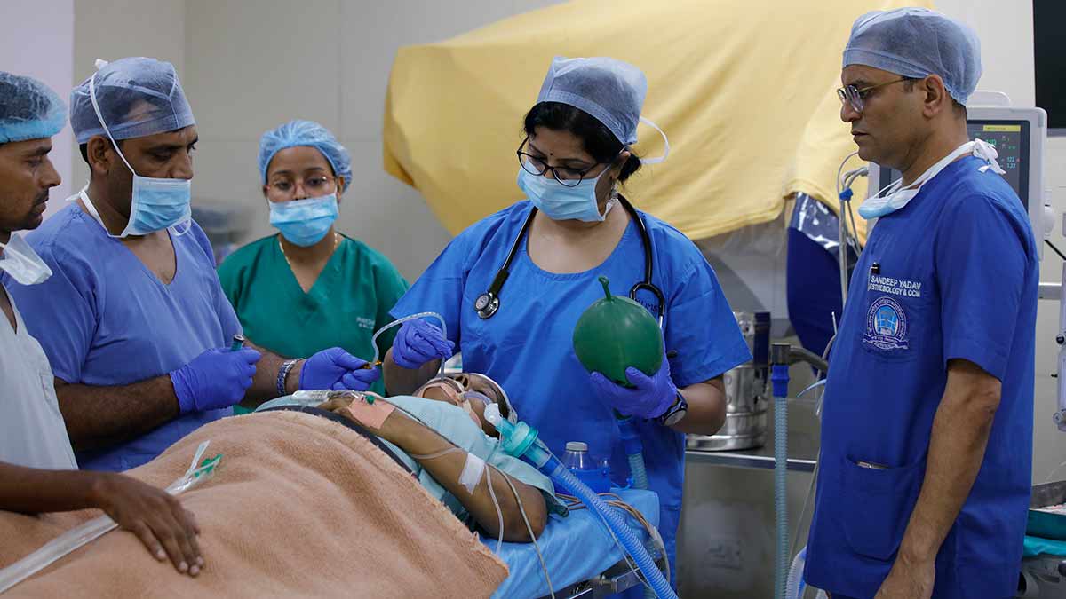 39-Dr-Harjai-administering-anaesthesia-to-a-patient 39-Dr-Harjai-administering-anaesthesia-to-a-patient