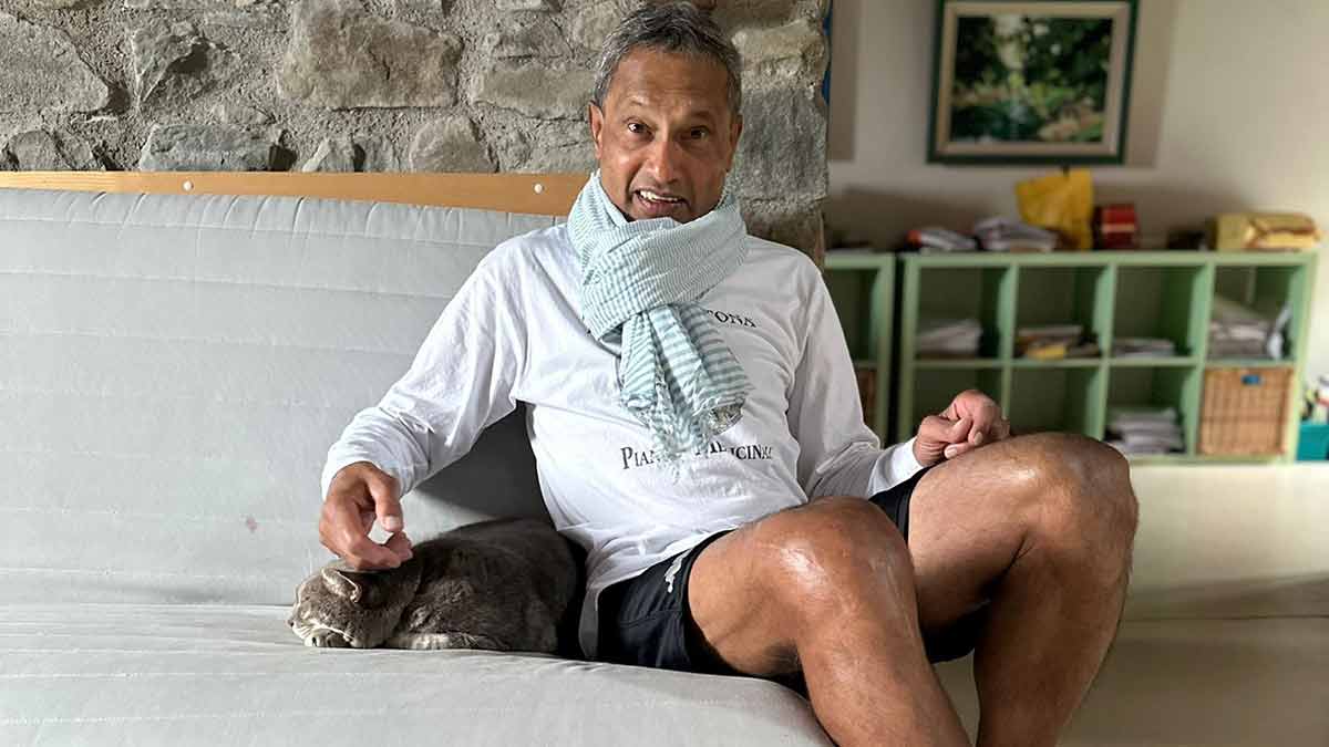 20-Philip-George-at-home-with-his-feline-overlord-Sciusci