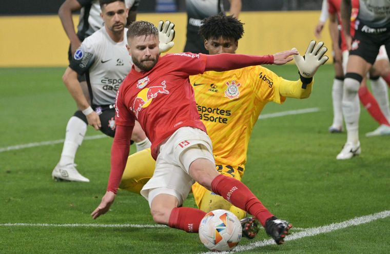 A football match between all-Brazilian Corinthians and Red Bull Bragantino. Footballers are trained to divide their attention and dynamically switch between different ways of thinking | AFP