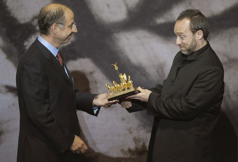 Man on a mission: Jimmy Wales (right) receiving the Quadriga Award 2008 in the “Mission of Enlightenment” category from author David Weinberger at the Komische Oper opera house in Berlin | Getty Images