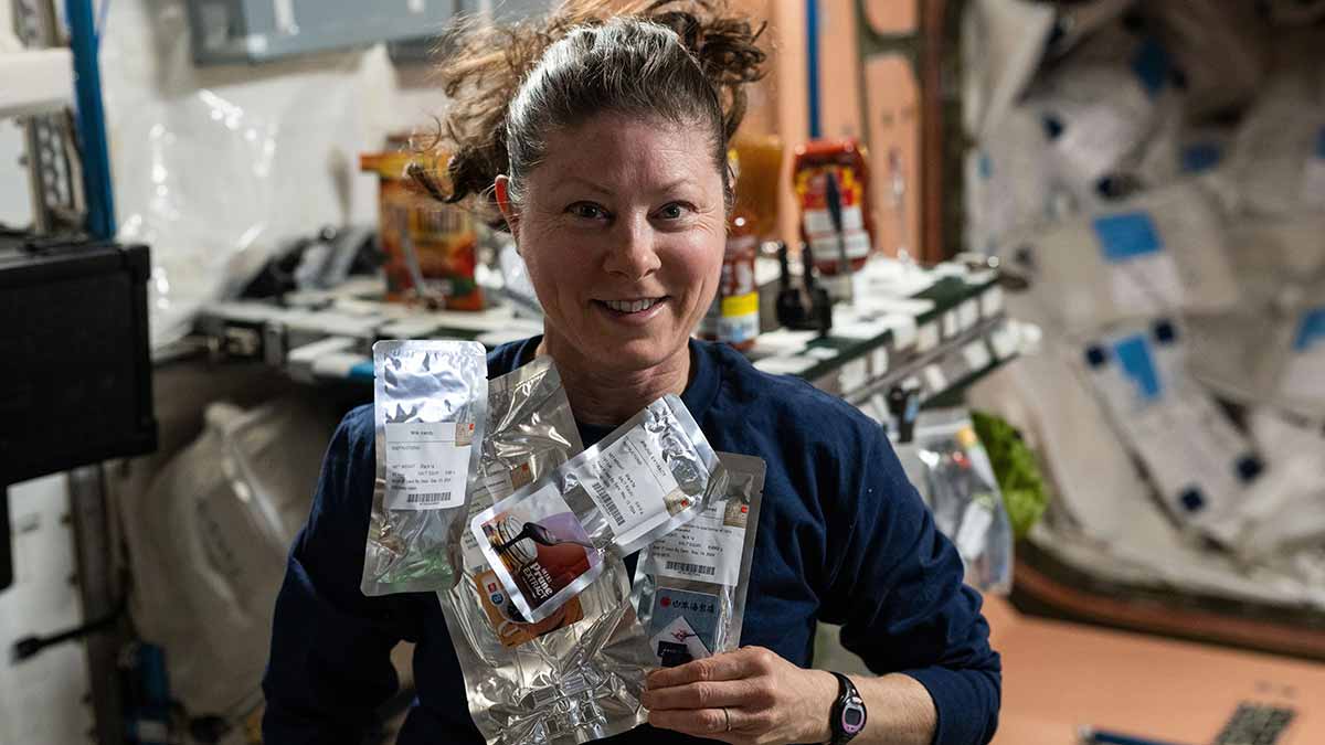 42-NASA-astronaut-Tracy-C-Dyson-with-food-packets-on-the-IS