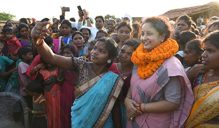 Centre of attraction: JMM candidate Kalpana Soren with supporters during her campaign for Gandey assembly constituency bypoll | Sanjay Ahlawat