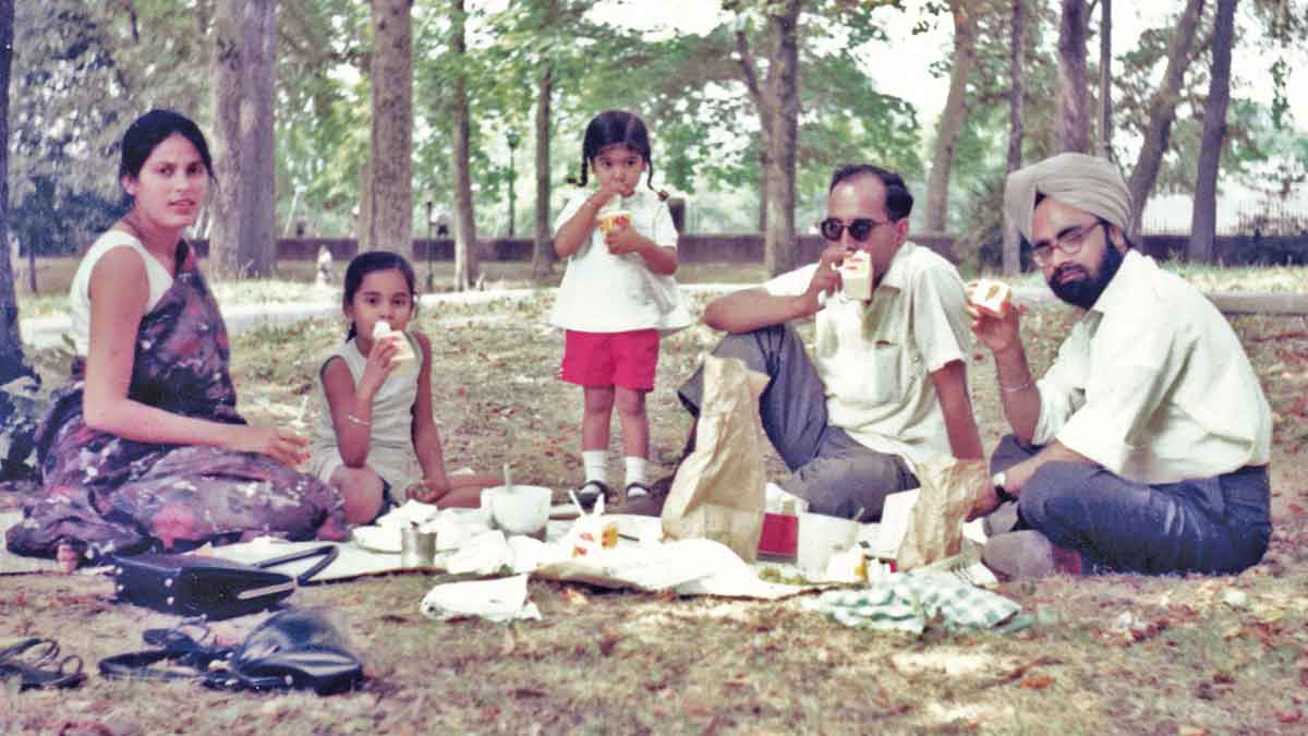 22-Singh-with-friends-Liaqat-and-Sehba-Ali-and-daughters-Kiki-and-Daman 22-Singh-with-friends-Liaqat-and-Sehba-Ali-and-daughters-Kiki-and-Daman