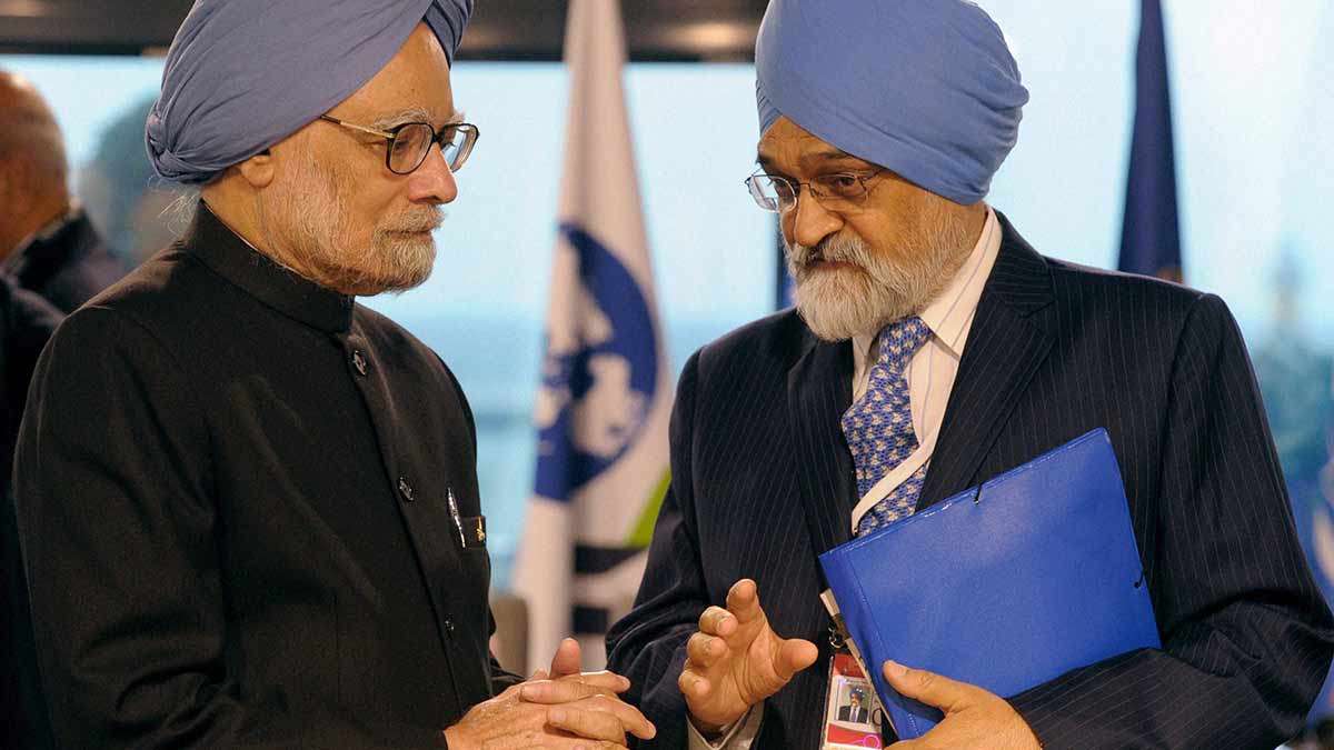 Guiding spirit: Montek Singh Ahluwalia with Manmohan Singh at the G20 summit in Cannes, France, in 2011 | PTI