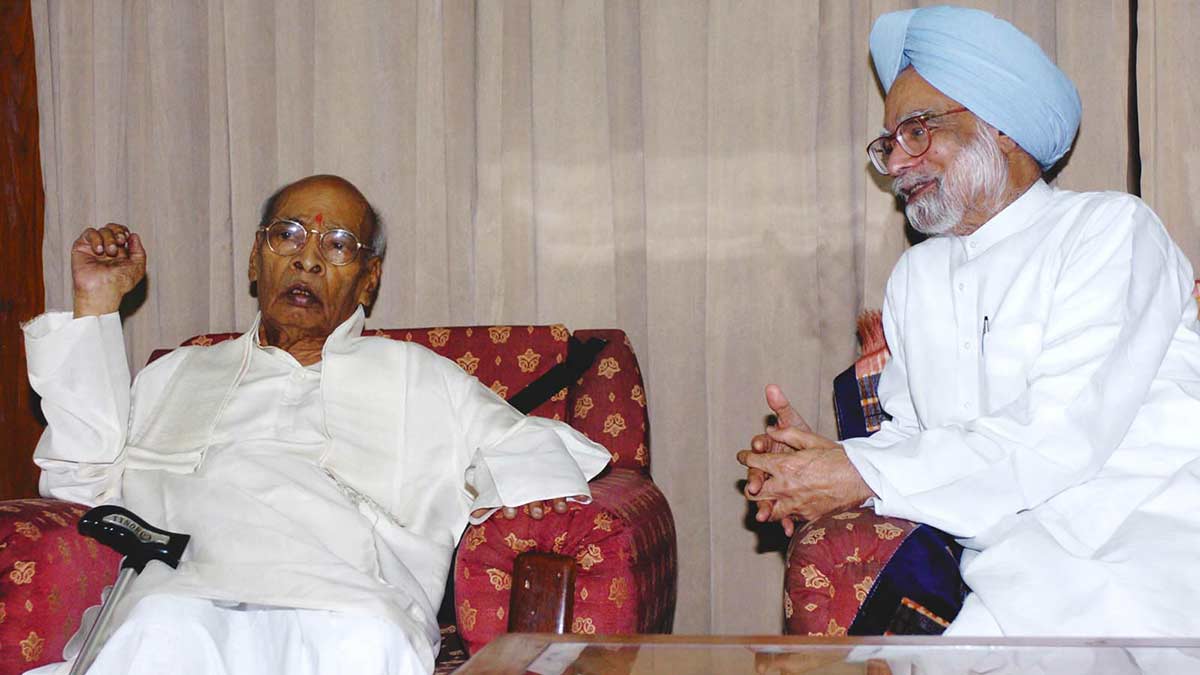 Game-changers: Prime Minister Manmohan Singh called on former prime minister P.V. Narasimha Rao on his 84th birthday in June 2004 | PTI